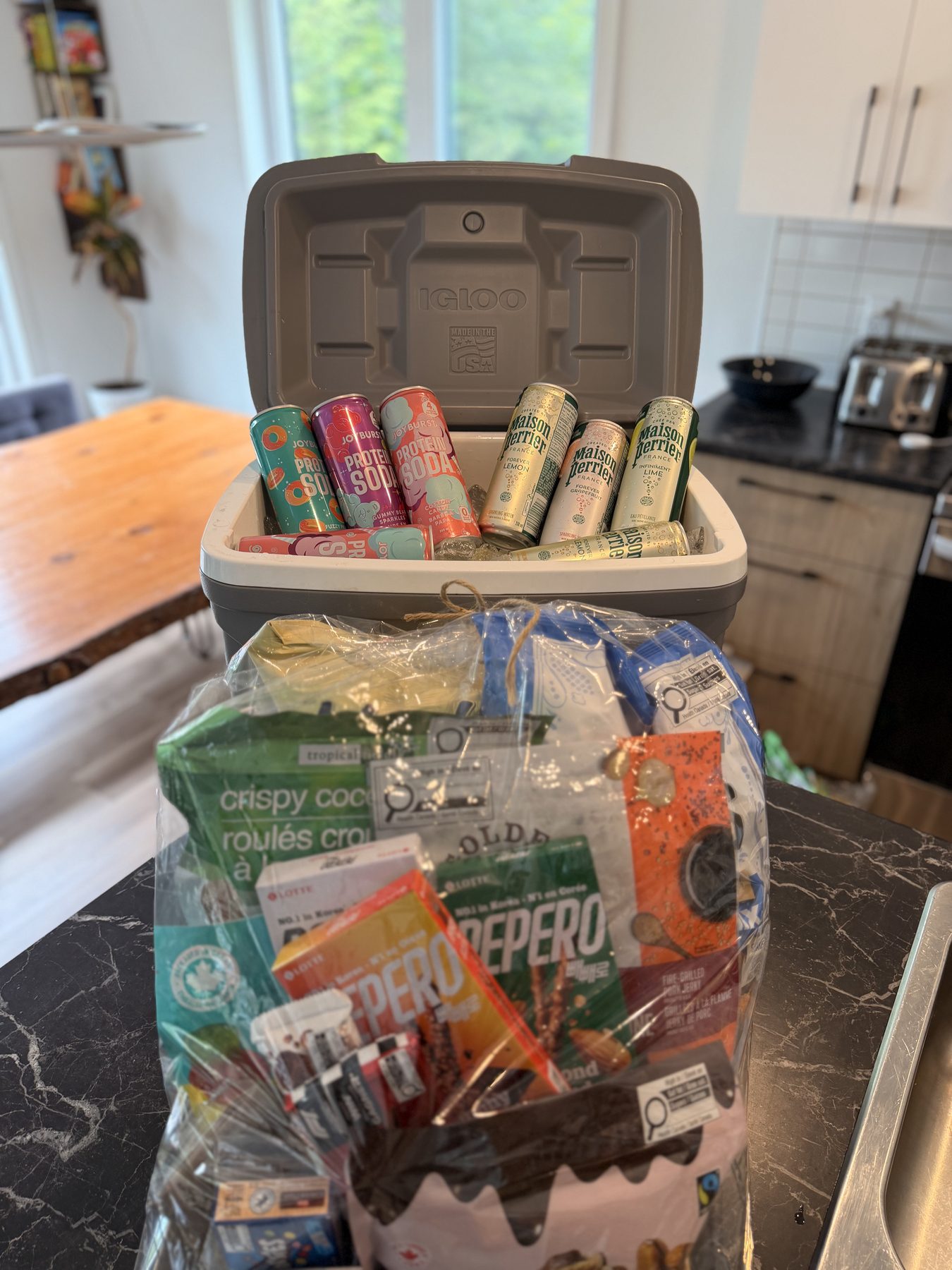 Confort Chalet Dryade selection of sweet and savoury snacks and drinks