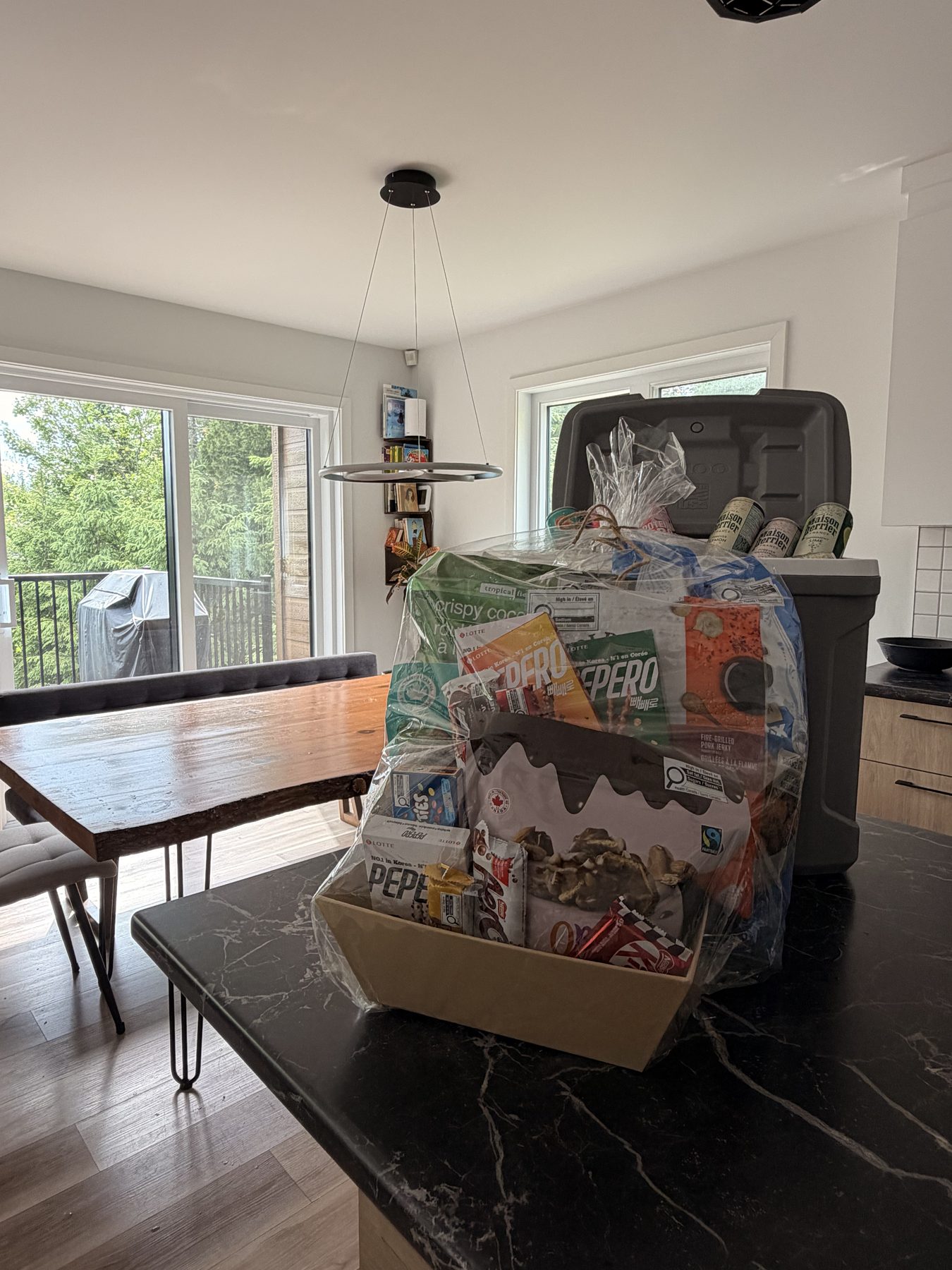 Confort Chalet Dryade snack and drink basket in a bright kitchen in Saint-Côme
