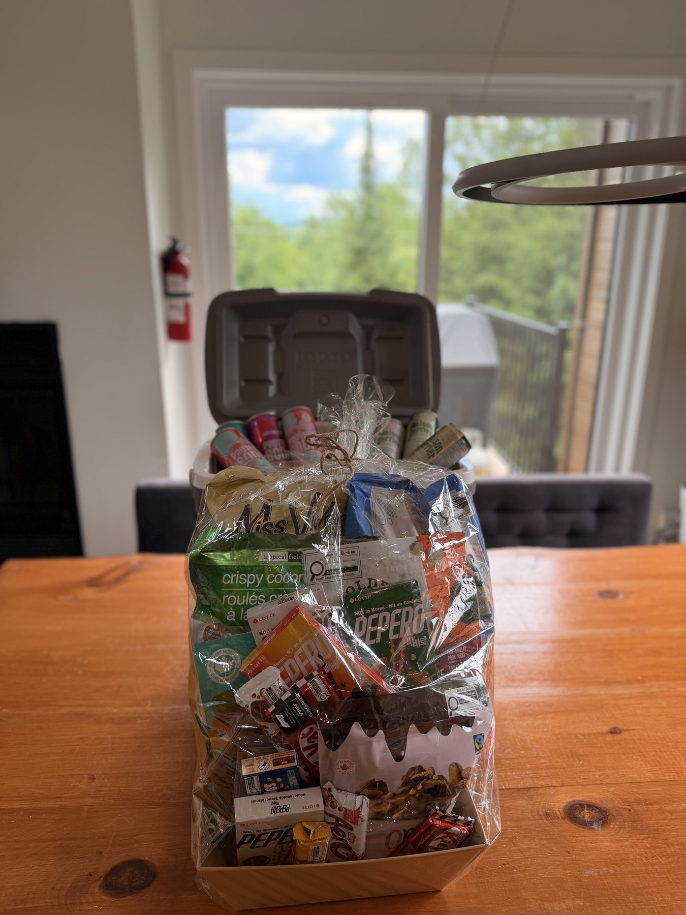 Confort Chalet Dryade snack basket on a wooden table at the chalet